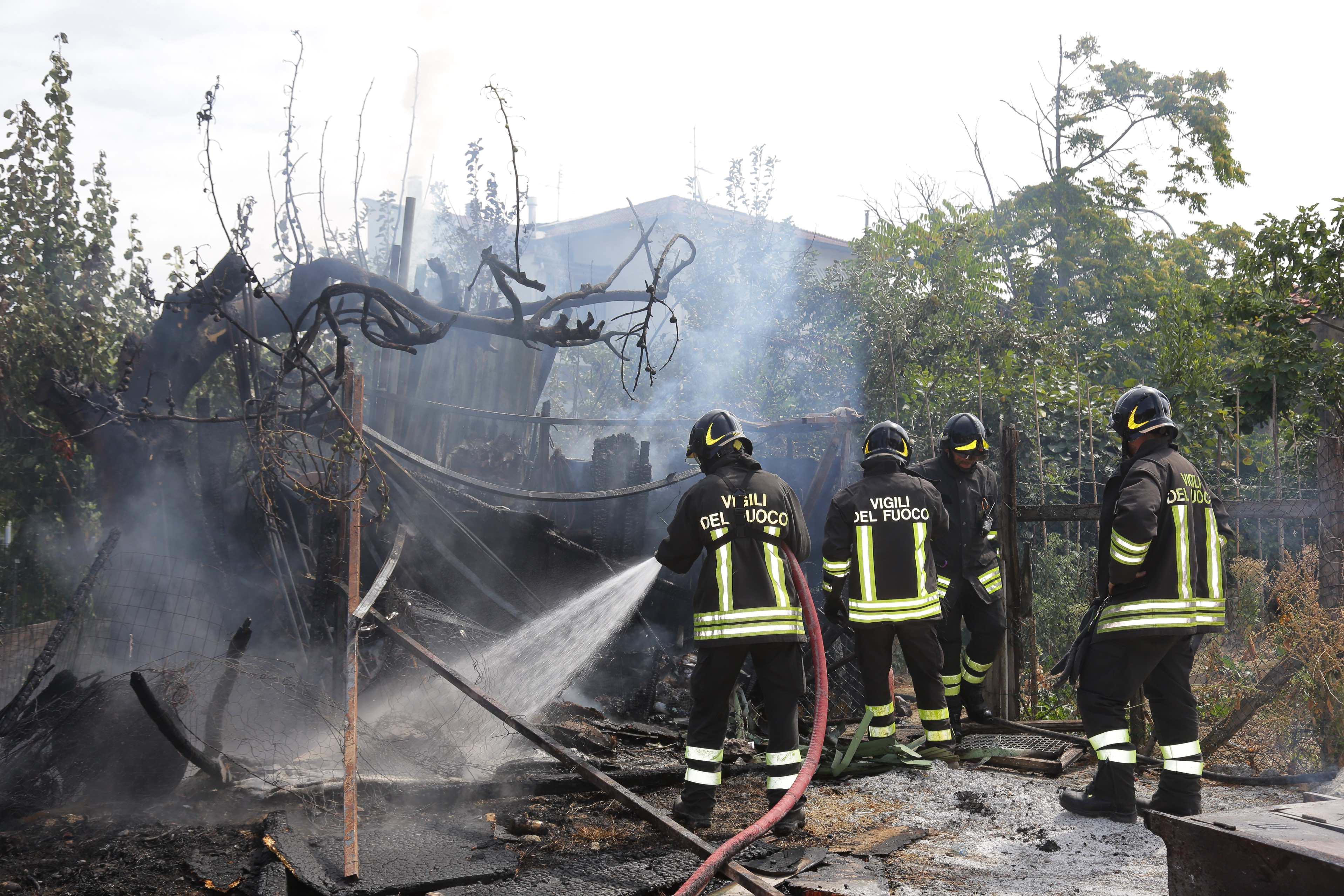 La baracca bruciata venerdì 28 a Mezzana (foto Batavia)