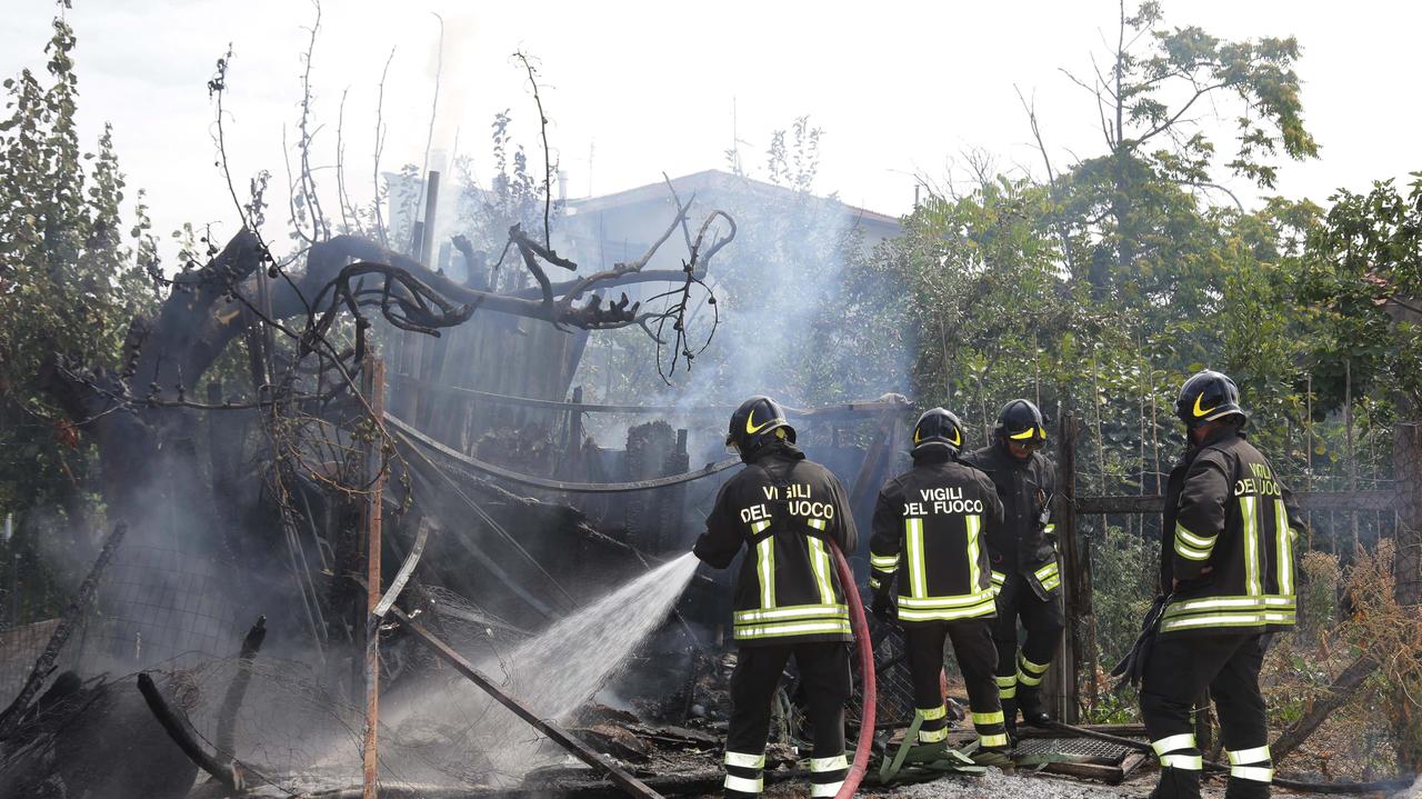 La baracca bruciata venerdì 28 a Mezzana (foto Batavia)