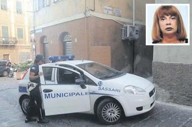 L'auto della polizia locale in via Maddalena e, nel riquadro, Maria Pala