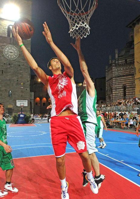 La Giostra del basket prende possesso di piazza del Duomo 
