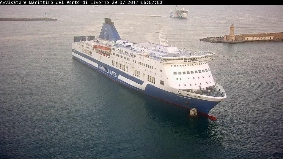 Il momento dell'impatto tra la nave e il pilone (Foto Avvisatore Marittimo)