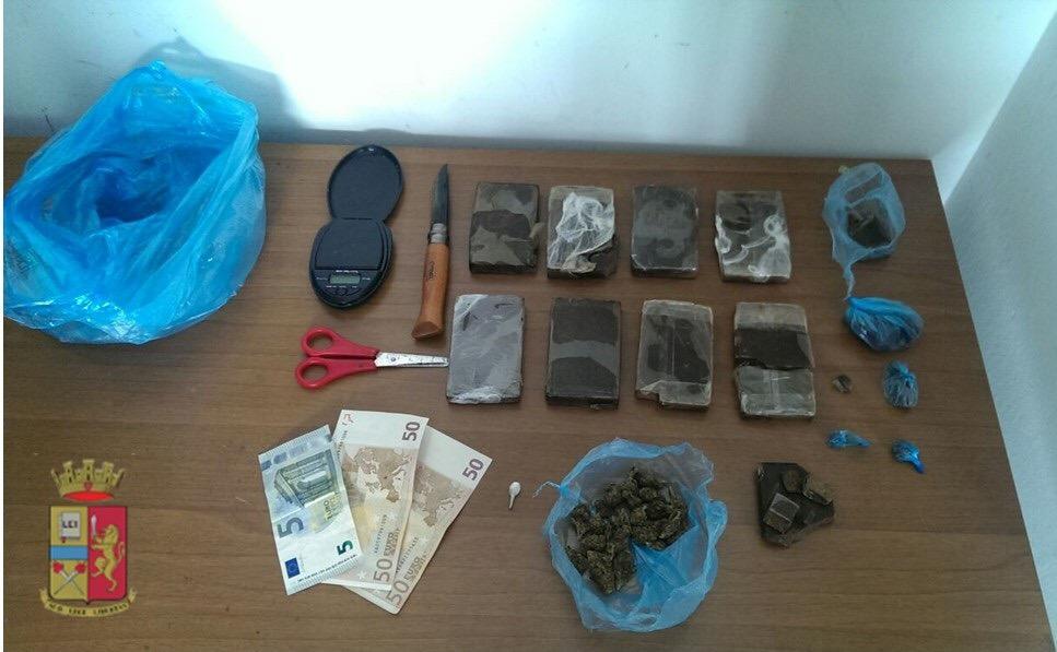 Cagliari, arriva la polizia e lui butta un chilo di hashish dalla finestra: arrestato