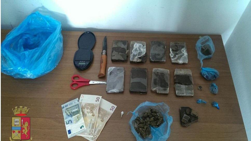 Cagliari, arriva la polizia e lui butta un chilo di hashish dalla finestra: arrestato