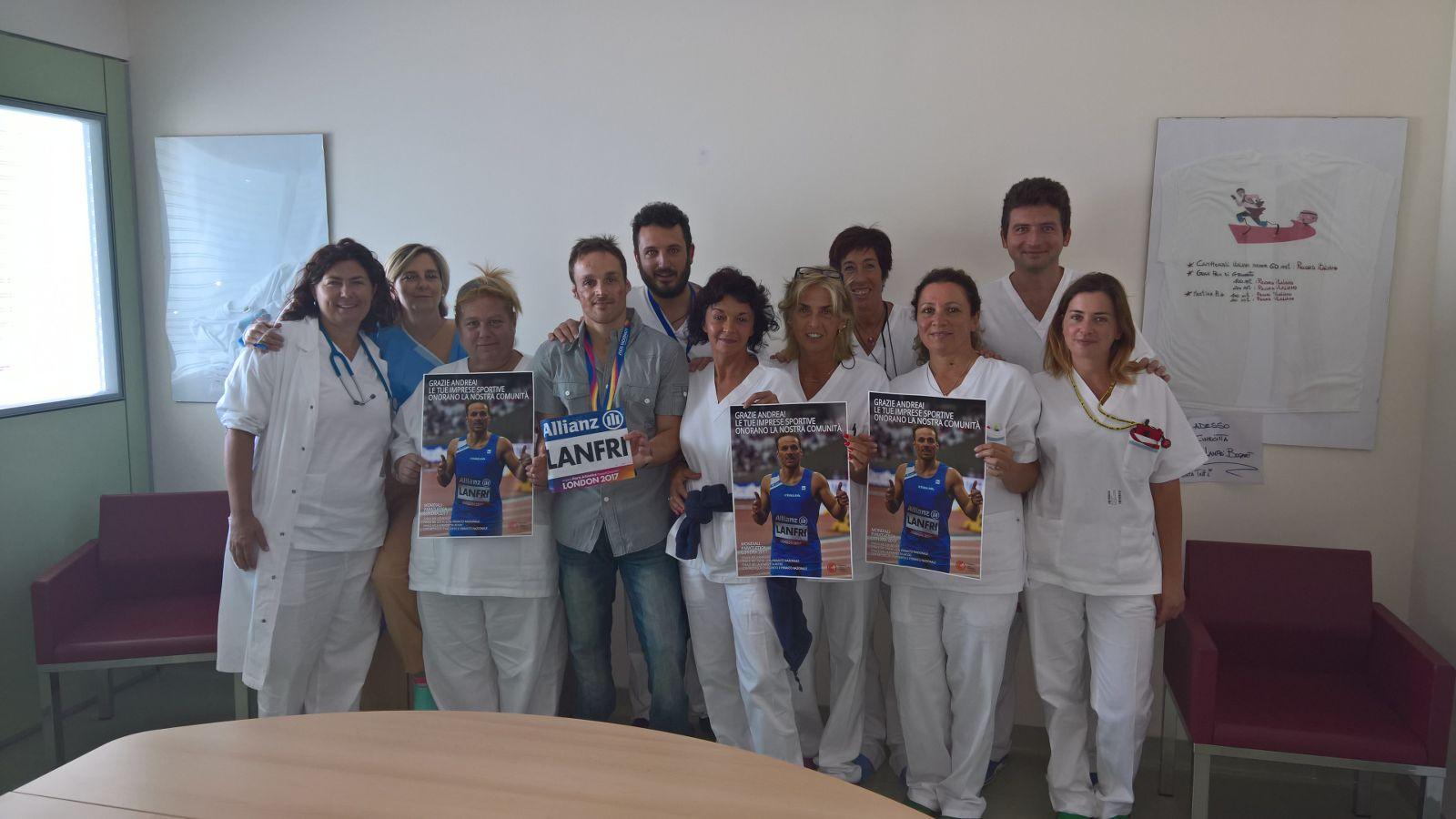 Andrea Lanfri con i dipendenti dell'ospedale San Luca