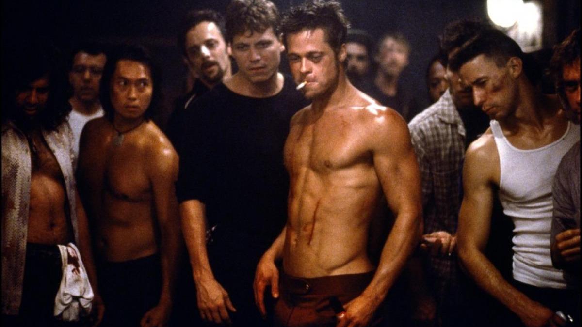“Fight club” in spiaggia a Marina: ragazzi si pestano a mani nude