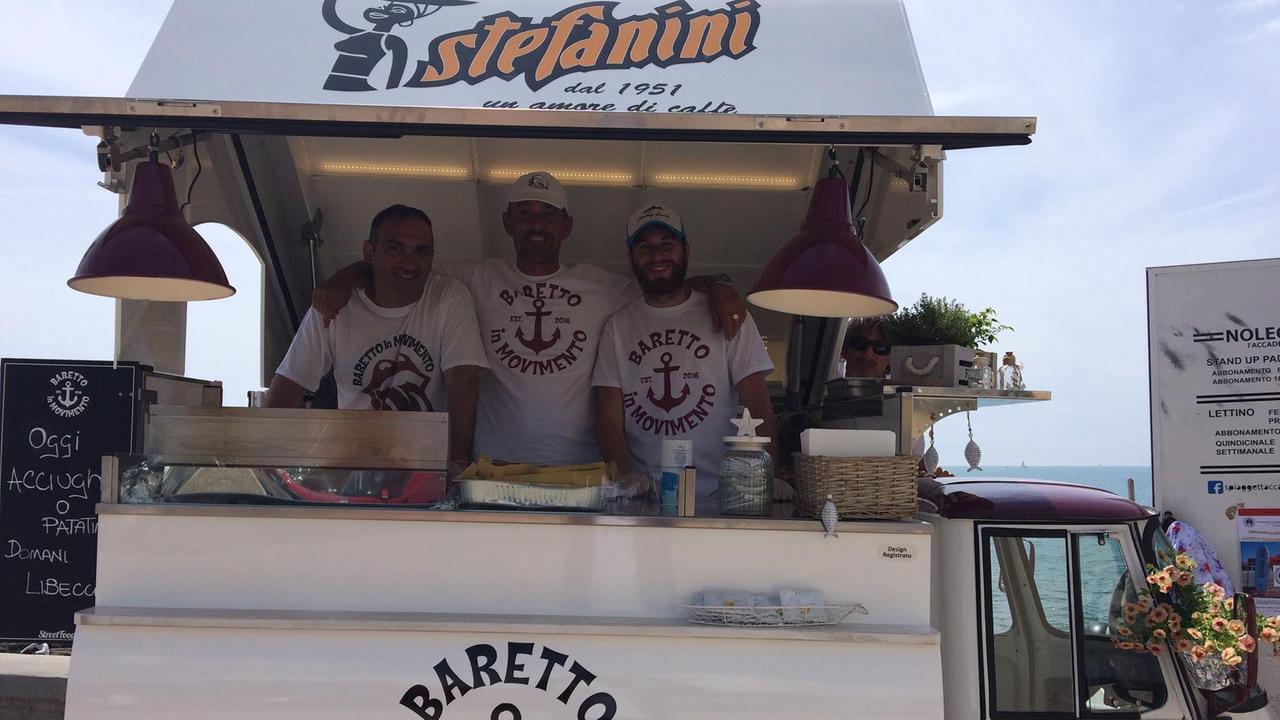 Il figlio distrugge il bar sul lungomare: «Mi scuso, lo riparo io»