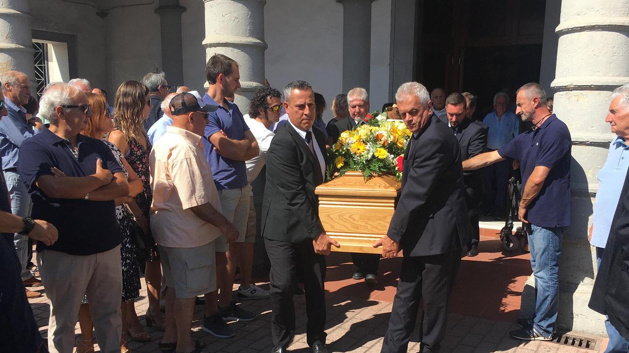 La salma di Marco Neri esce dalla chiesa di Traversagna (Foto Nucci)