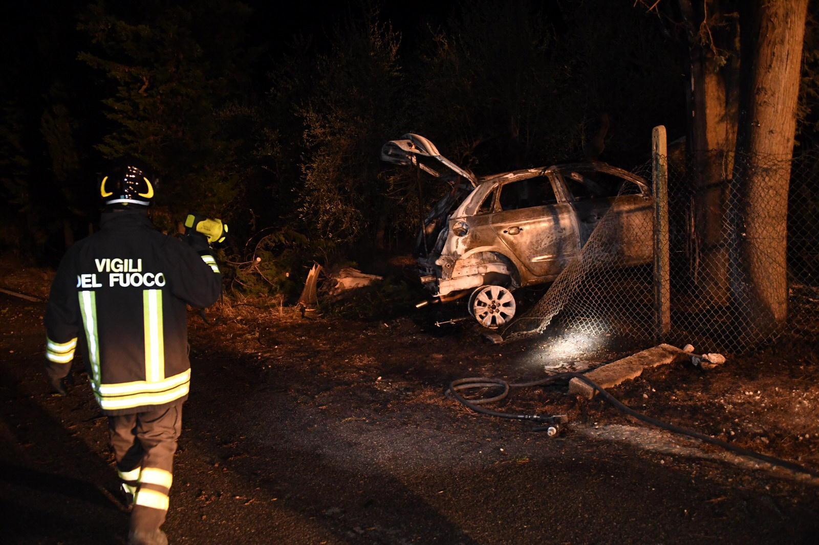 I vigili del fucoo sul luogo in cui è avvenuta la tragedia (foto Silvi)