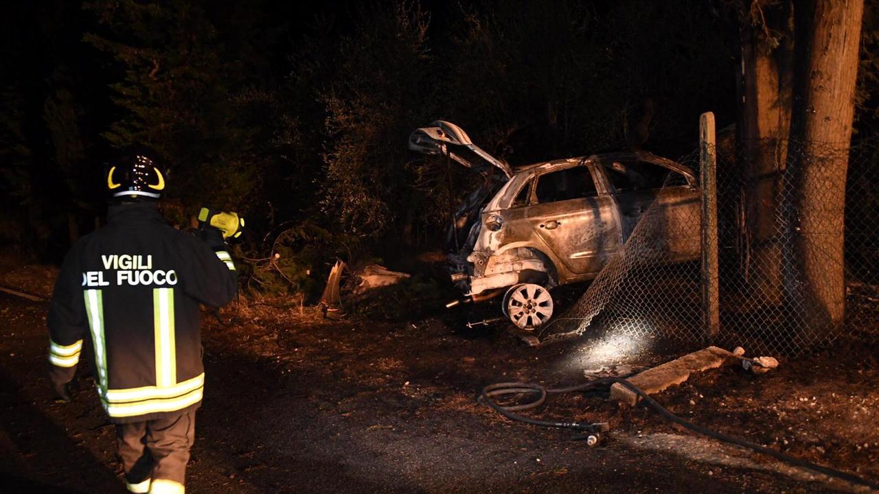 I vigili del fucoo sul luogo in cui è avvenuta la tragedia (foto Silvi)