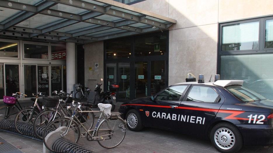 Ruba liquori e scatolette di tonno