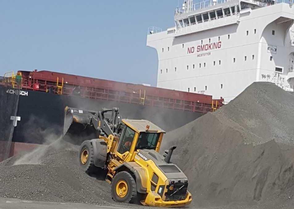 Un carico record al porto: 1.400 viaggi con i camion