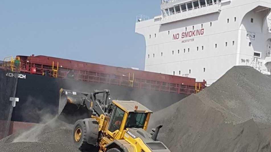 Un carico record al porto: 1.400 viaggi con i camion