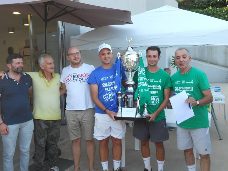 Il trofeo della 24 ore d tennis e solidarietà, vinto dalla squadra azzurra