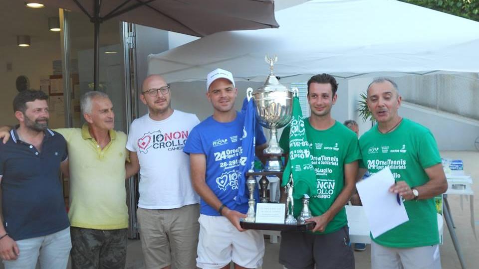 Il trofeo della 24 ore d tennis e solidarietà, vinto dalla squadra azzurra