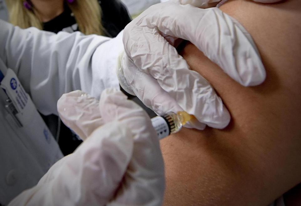 Vaccini, sarà una corsa a scaglioni 
