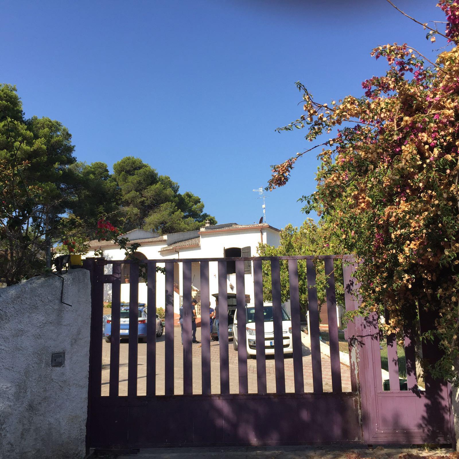 La casa presa di mira dai vandali