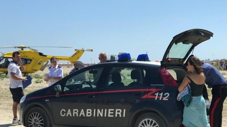 Finisce in una buca e rischia di annegare: lo salvano due turisti
