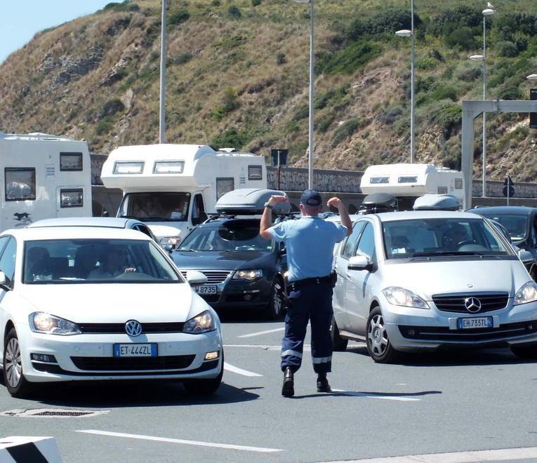 La Port Security regola l'afflusso delle auto in porto (foto Paolo Barlettani)