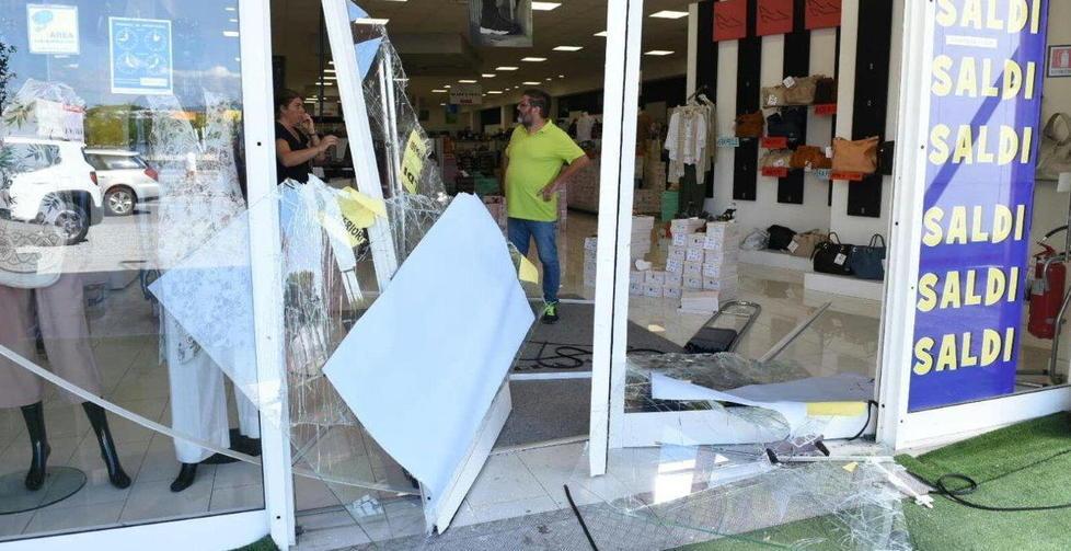 L'ingresso di Scarpa Moda devastato dai ladri (Foto Sernacchioli)