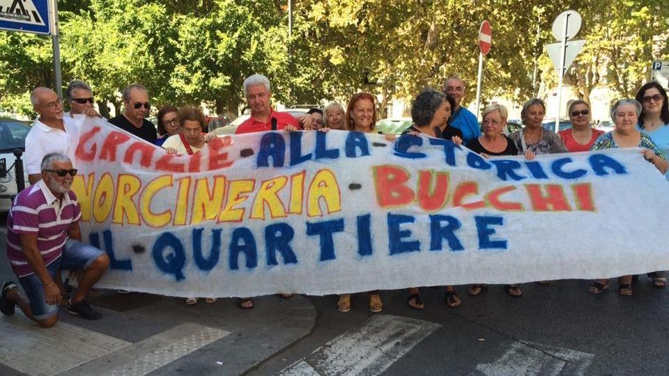 Il corteo davanti alla Norcineria Bucchi