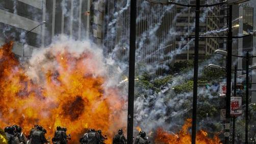 Molotov contro agenti Caracas, 2 feriti
