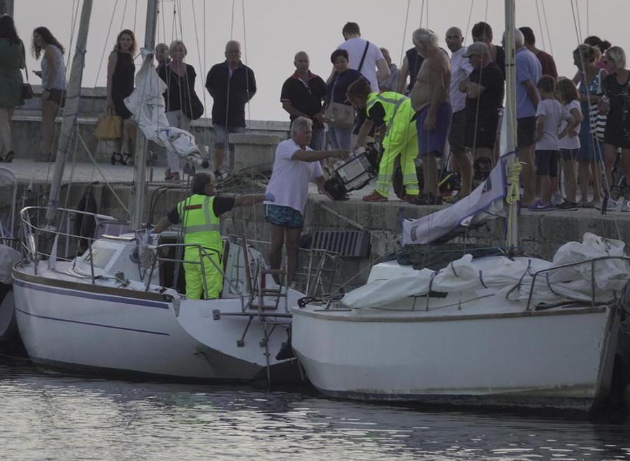 Le operazioni di recupero della vittima (foto Paglianti)