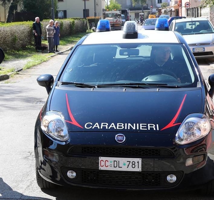 Tenta di corrompere i militari offrendo loro 50 euro 