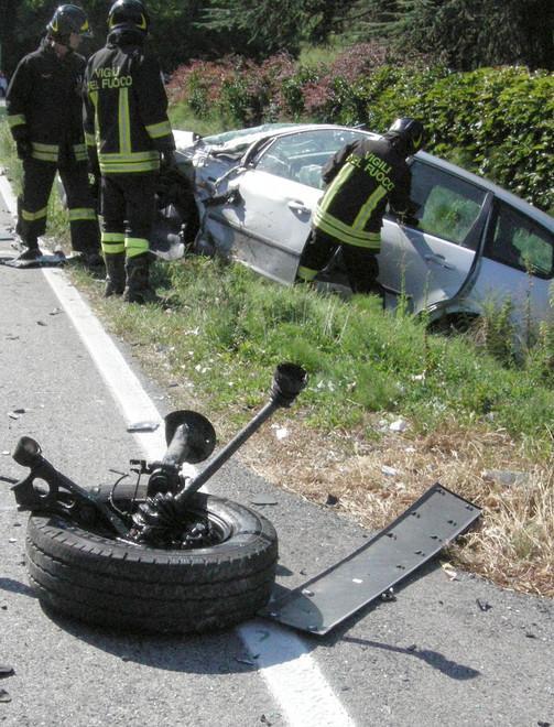 Scontro tra auto e camper Una donna rimane ferita 
