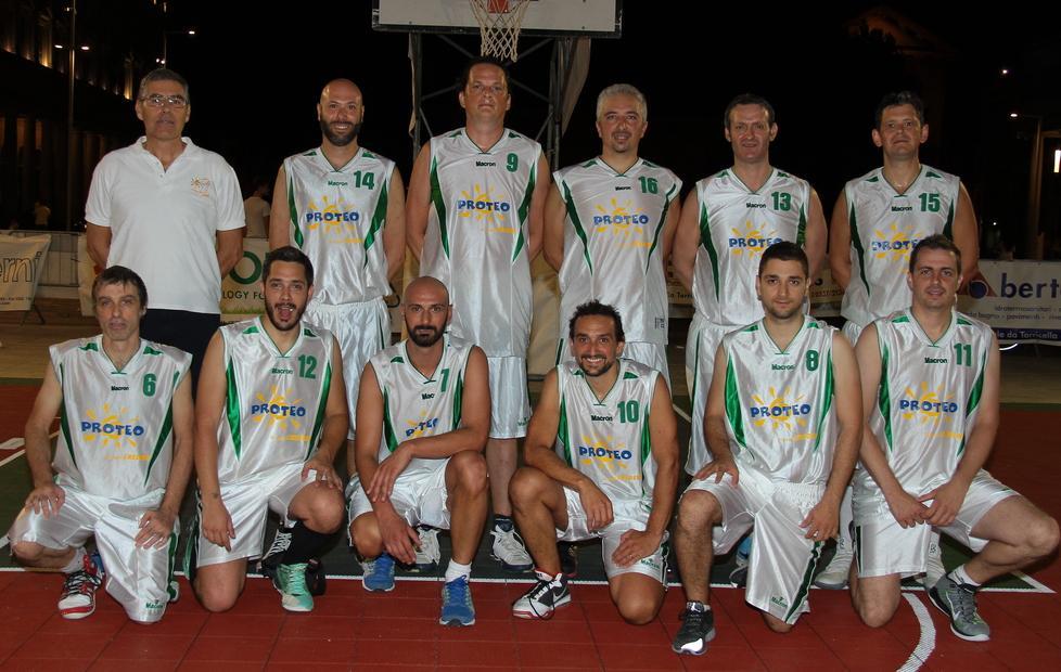 La Pm Interni alza al cielo la coppa 