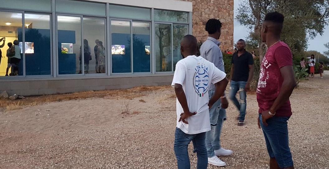 La bomba ai migranti in azione un professionista 