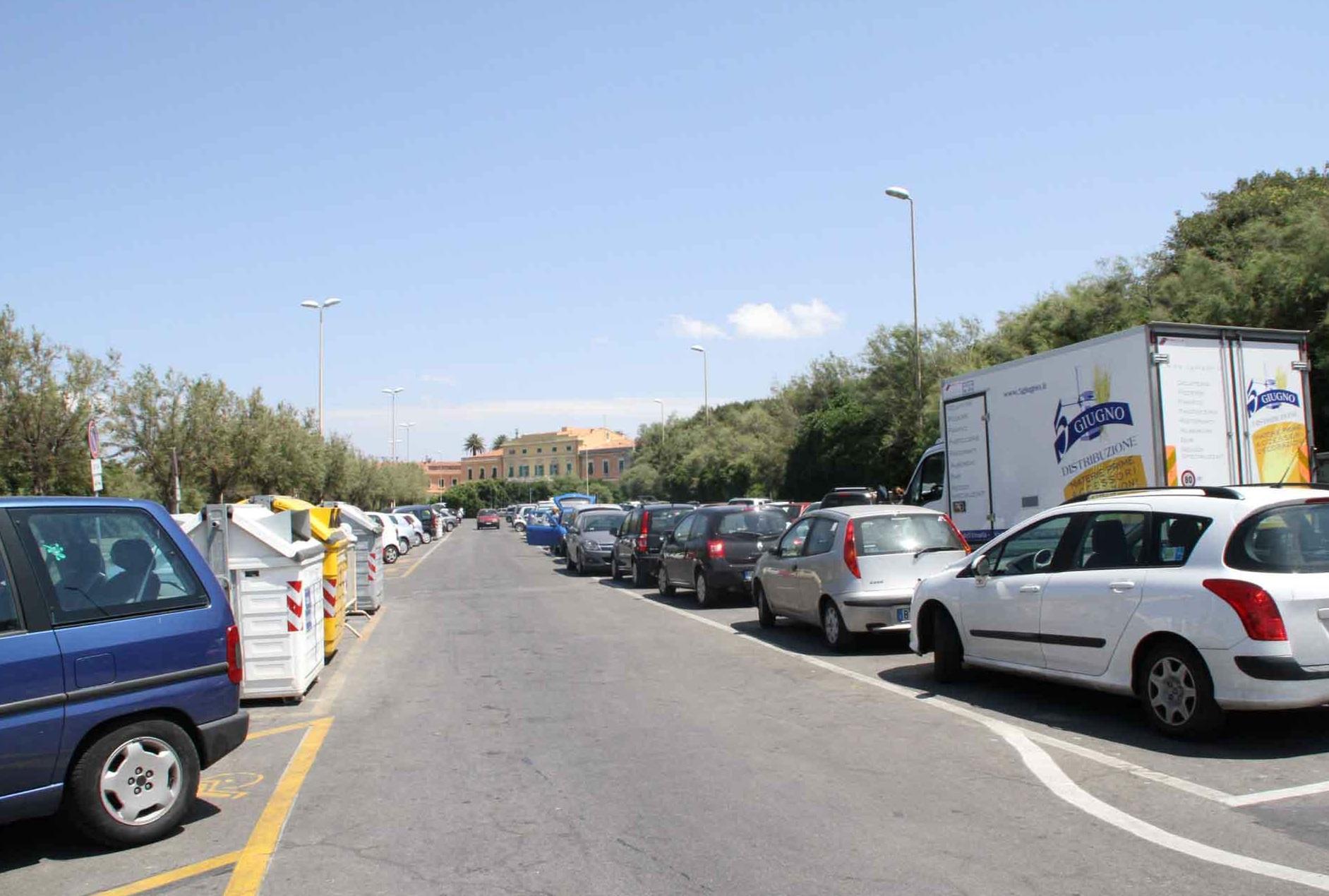 Militare chiama i vigili e fa multare un parcheggiatore abusivo