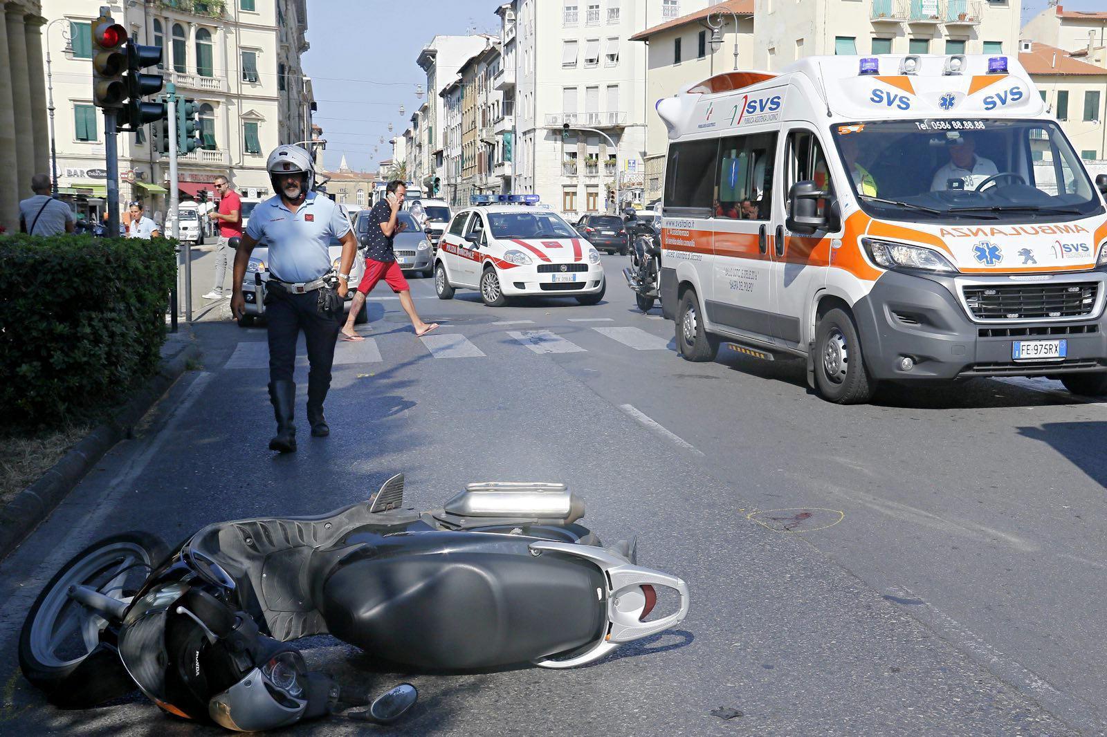Scooterista investe pedone e cade: è grave
