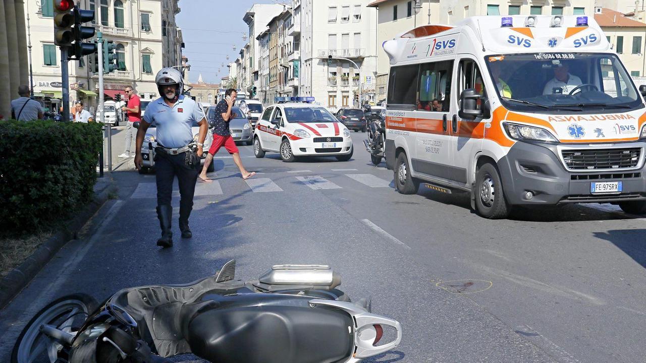 Scooterista investe pedone e cade: è grave