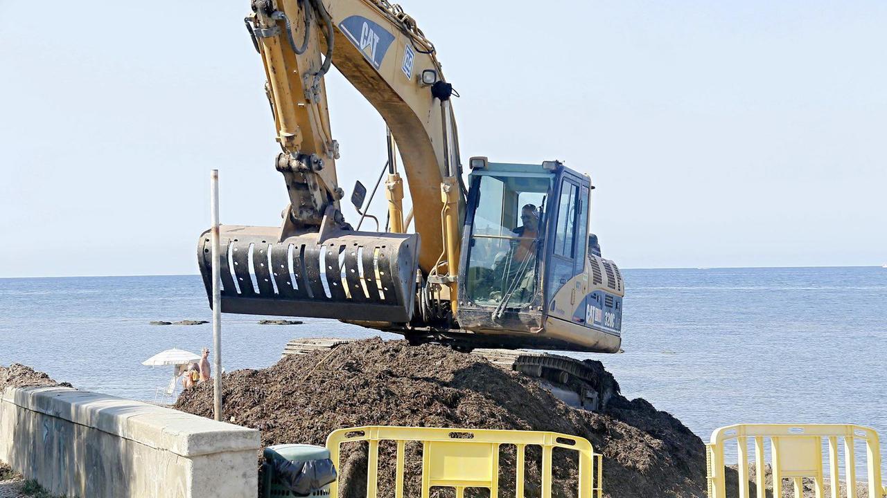 La ruspa al lavoro sulla spiaggia dei Tre Ponti (Marzi/Pentafoto)