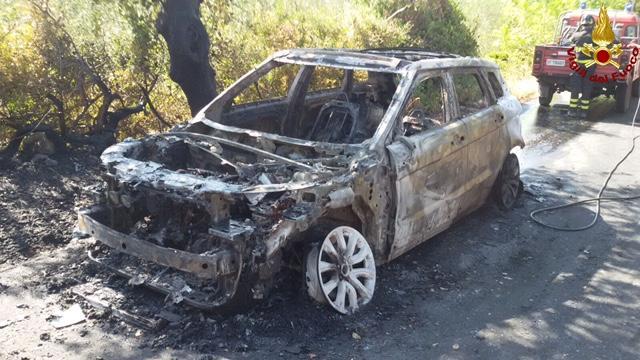 Il suv carbonizzato (foto del Centro documentazione dei vigili del fuoco)