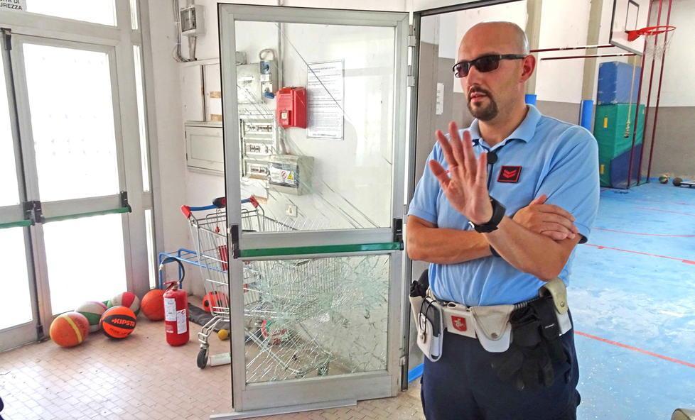 Una delle vetrate infrante all'interno della palestra (foto Gori)