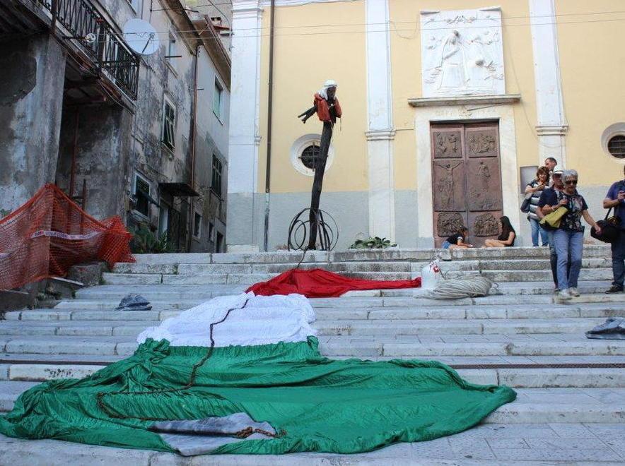Un tricolore rovesciato per i migranti 
