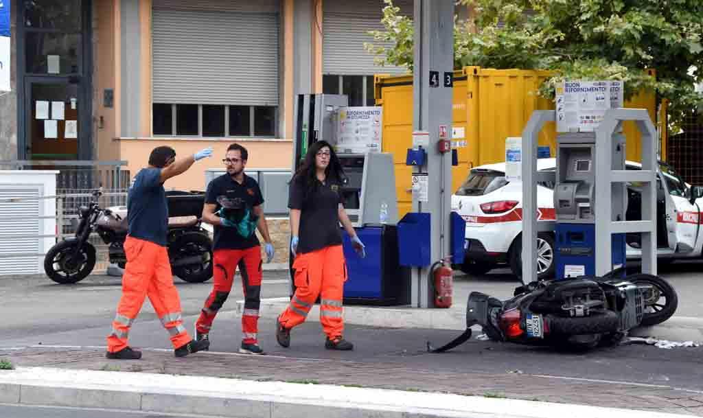 Lo scooter a terra in via Democrazia