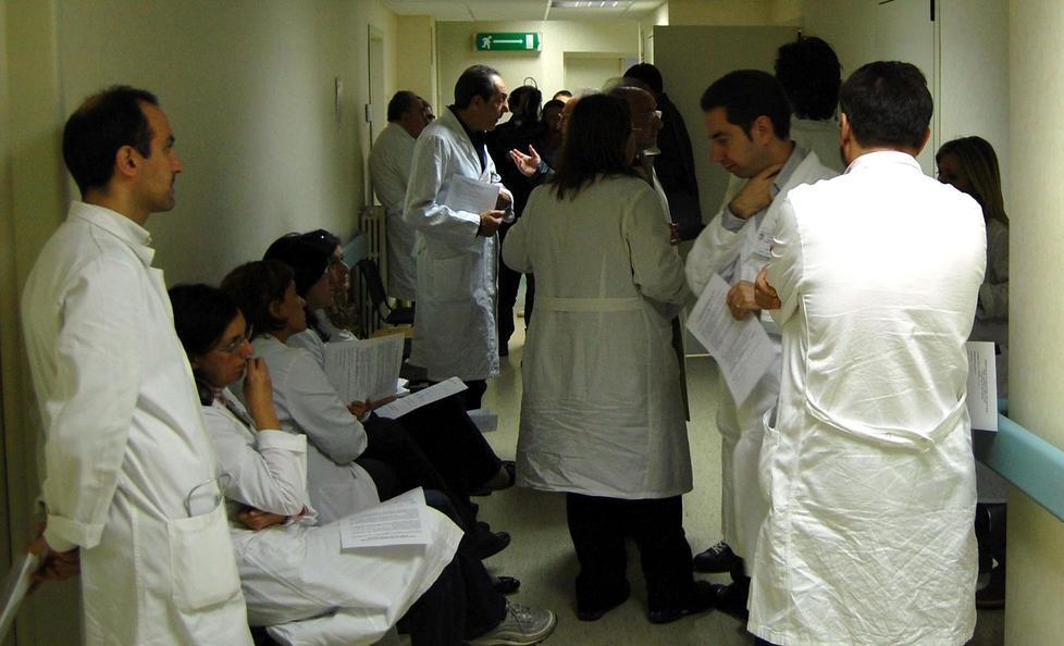 Microchip nei camici, scoppia la bufera a Modena