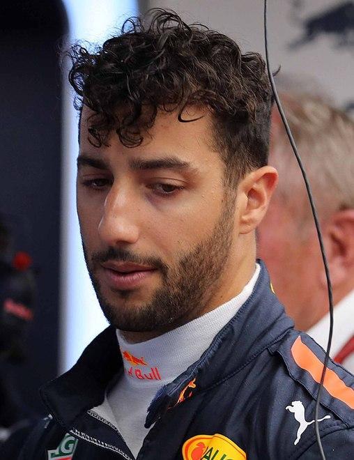 Verstappen sperona e Ricciardo l’insulta