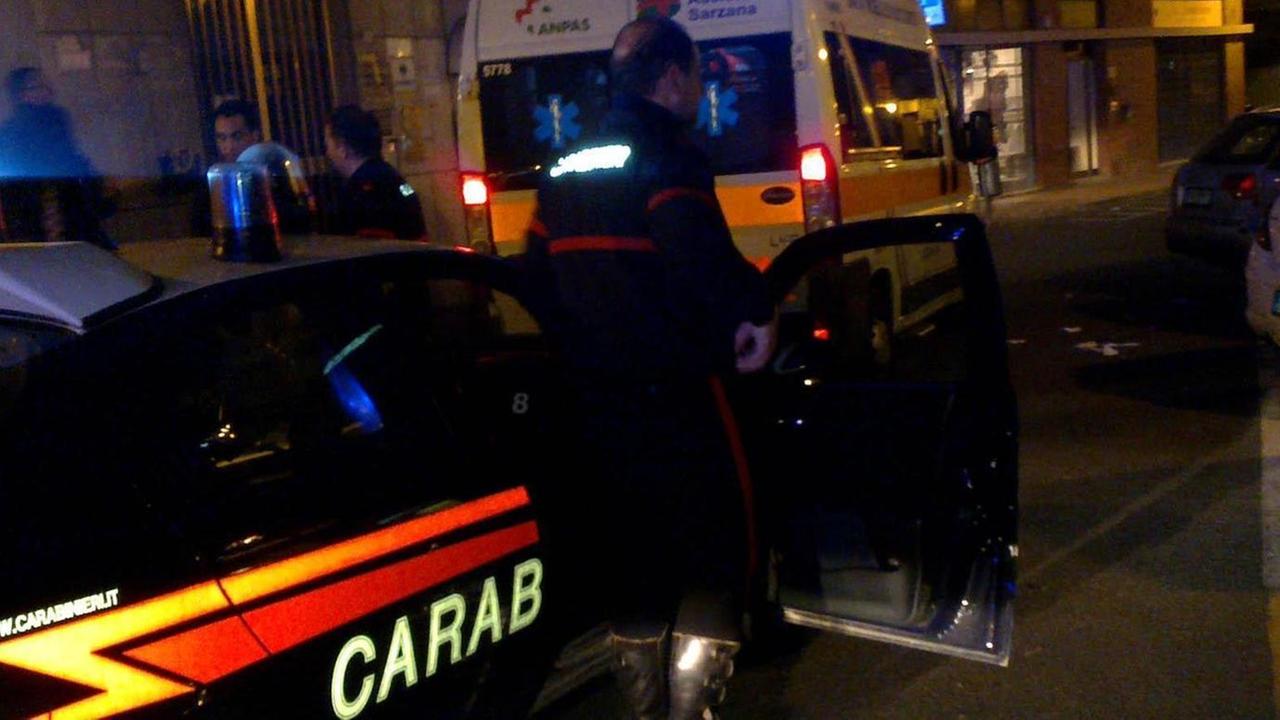 Lite al bancone del bar spara al rivale e fugge