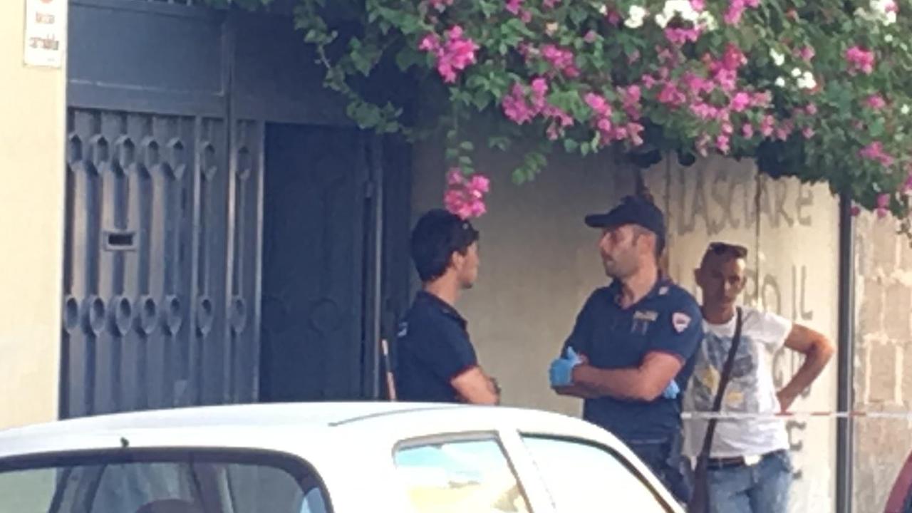 Accoltella la madre e aspetta la polizia