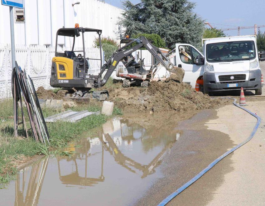 Rete idrica colabrodo, si rompe tubatura in via Gioia
