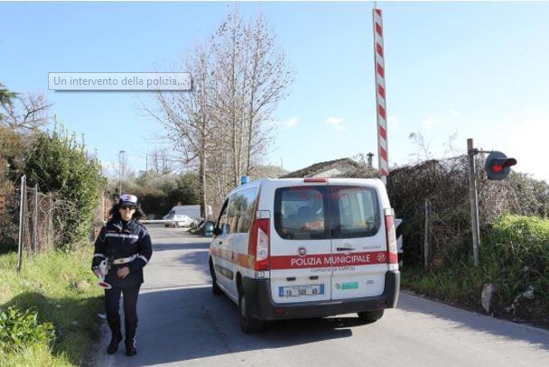Un intervento della polizia municipale al passaggio a livello