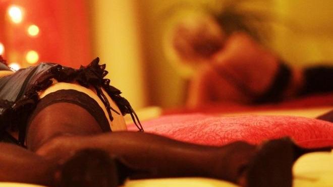 Una ragazza in una casa a luci rosse