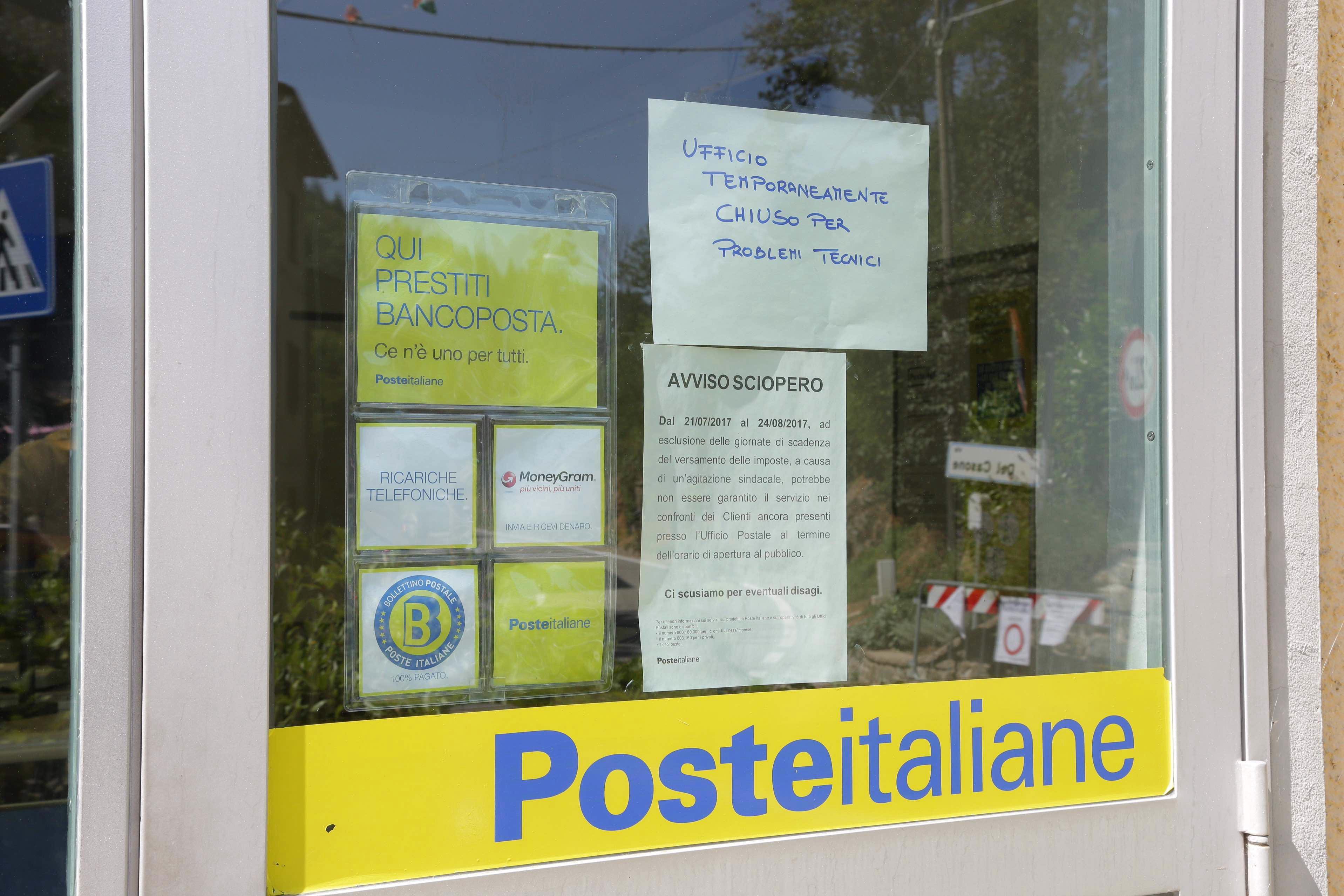L'ufficio postale di Montepiano rapinato (foto Batavia)