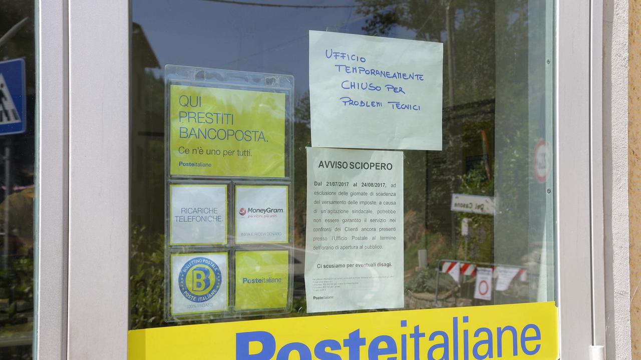 L'ufficio postale di Montepiano rapinato (foto Batavia)