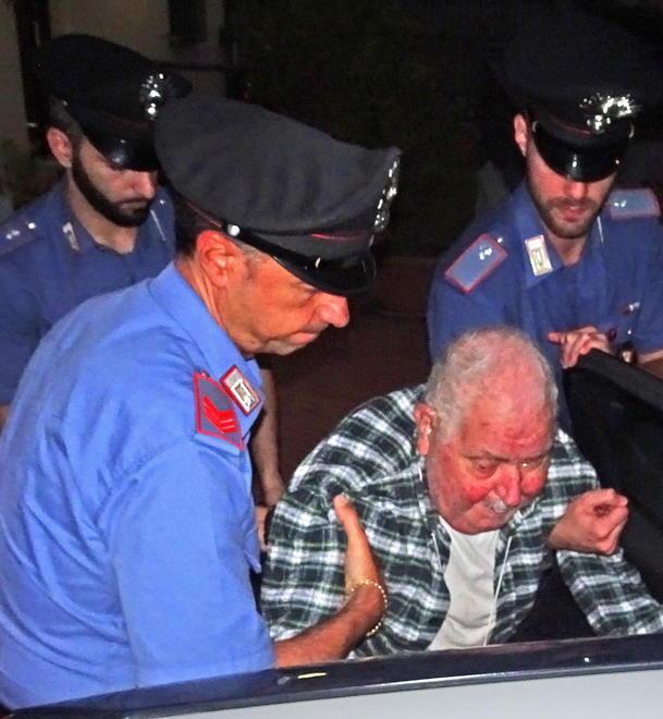 Giuseppe Vecchio in una foto quando fu accompagnato dai carabinieri in caserma per essere interrogato