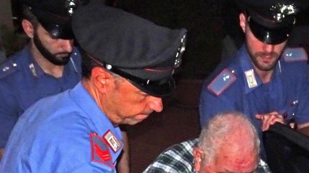 Giuseppe Vecchio in una foto quando fu accompagnato dai carabinieri in caserma per essere interrogato