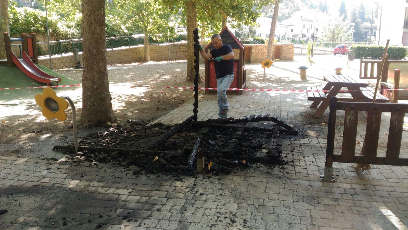 Il gioco  ridotto in cenere nel parco di Montelupo